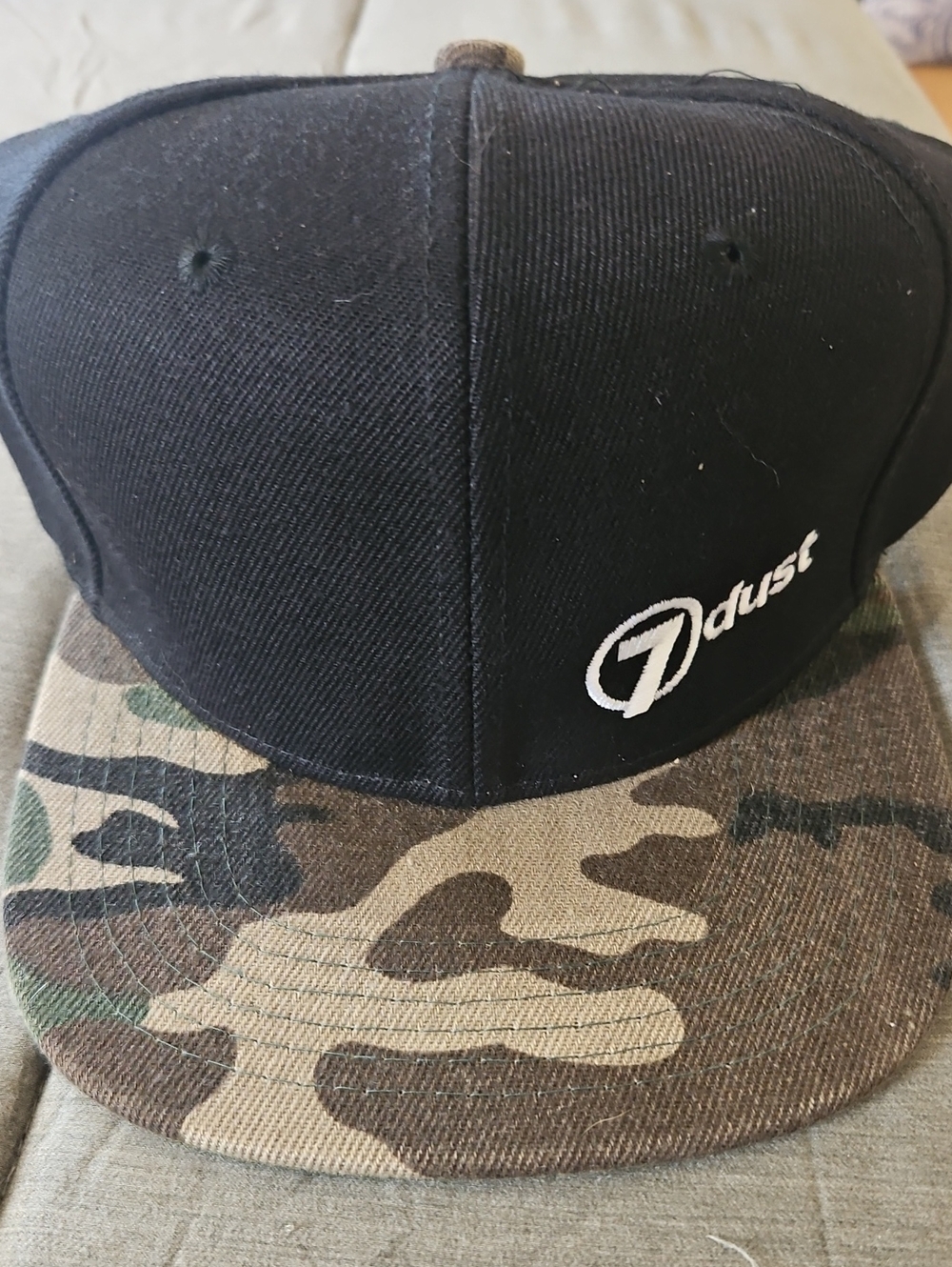 7 dust Black & Camo Snapback Hat New No Tags